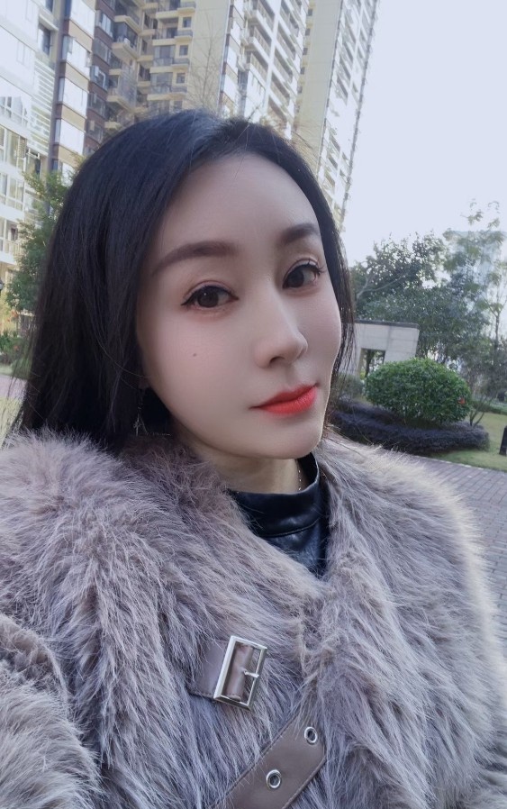 瑜伽前凸后翘小少妇