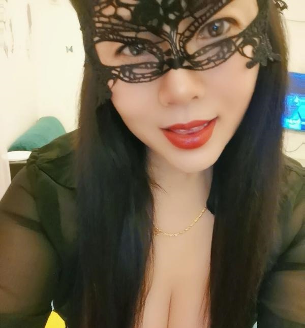 黑丝诱人丰满少妇