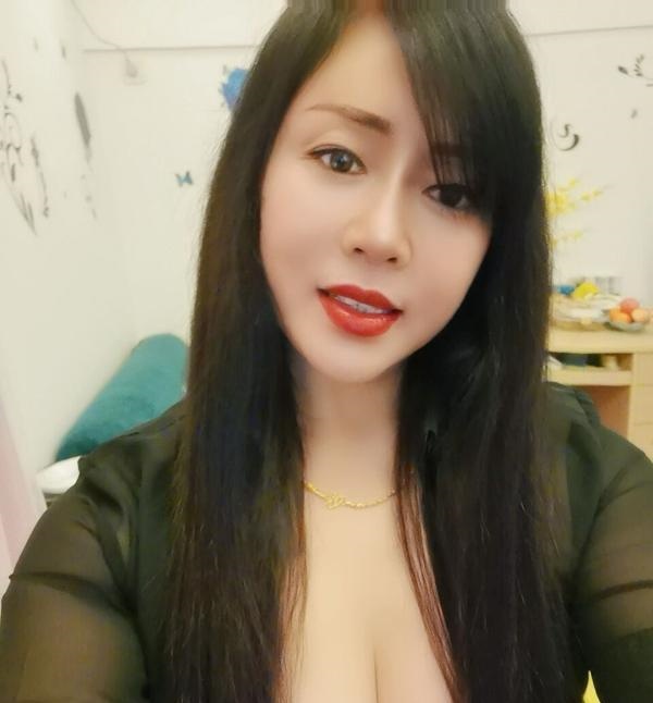 黑丝诱人丰满少妇