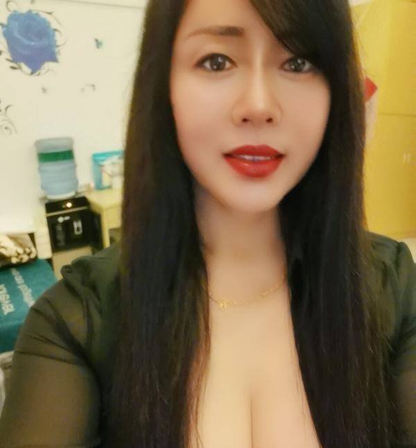 黑丝诱人丰满少妇