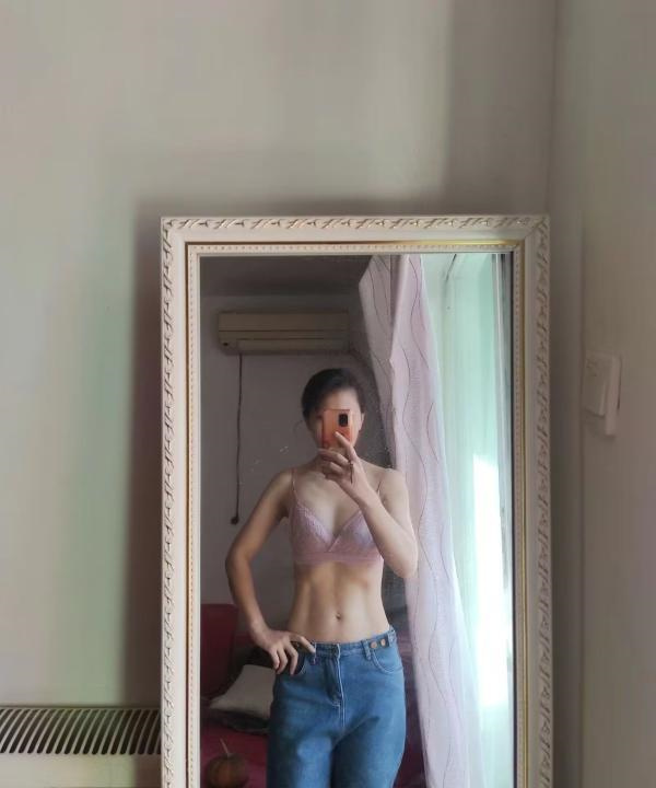小红门马甲线小妞