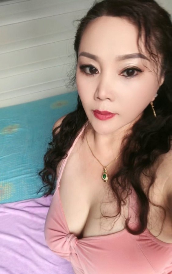 三刷高性价比风骚性感大胸熟女姐姐
