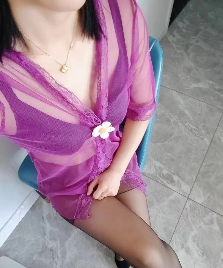 再次体验新环境的少妇