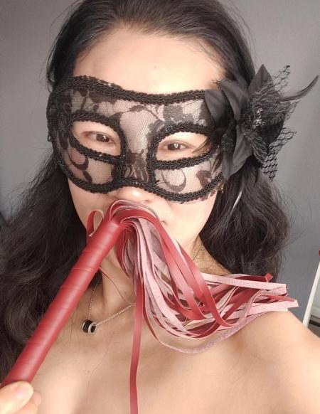 红羽毛调教女王