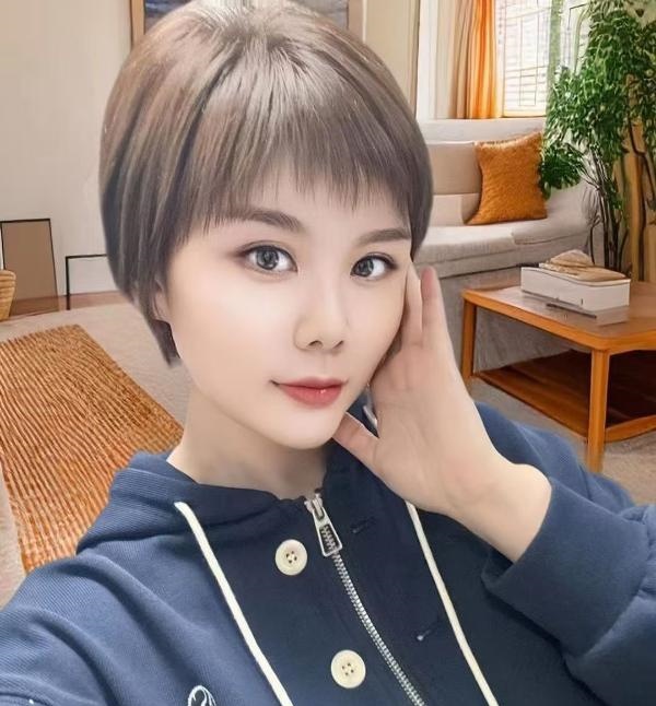 短发小姐姐
