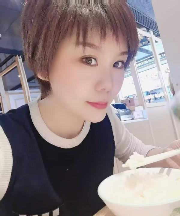 短发小姐姐