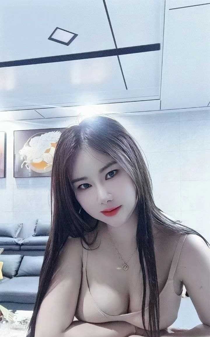 奶大肤白的骚气辣妹