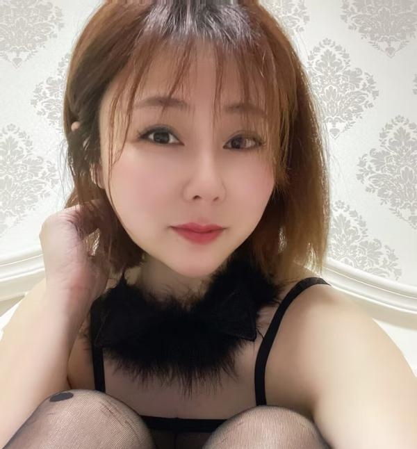 短发美女雯雯