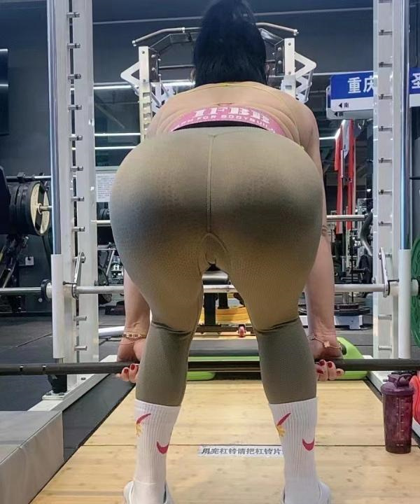 健身翘臀女