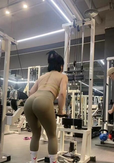 健身翘臀女
