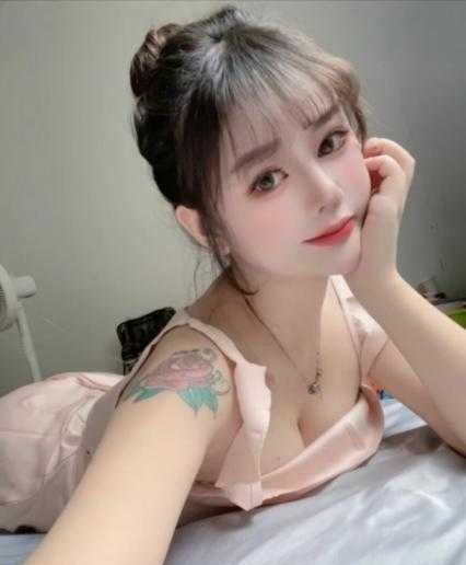 看她脸型就像一位艺妓了