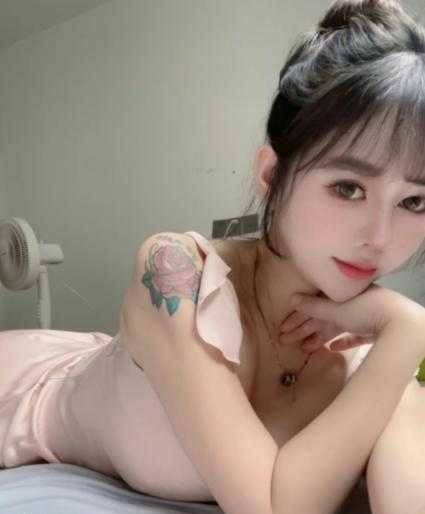 看她脸型就像一位艺妓了