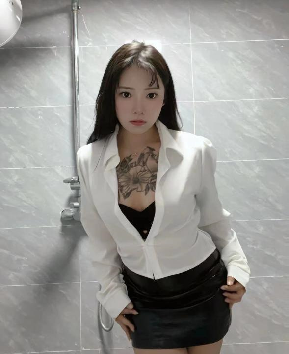 天心纹身小姐姐