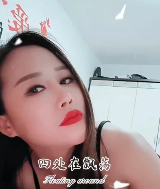 性感黑丝红唇熟女