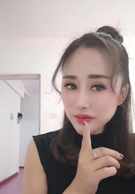 性感黑丝红唇熟女