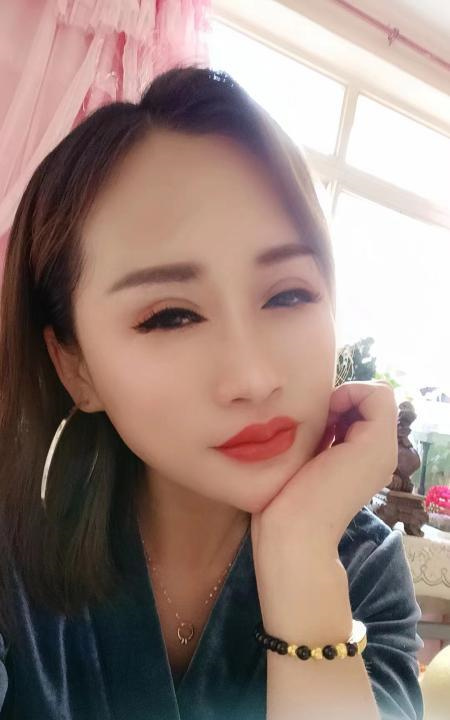 性感黑丝红唇熟女