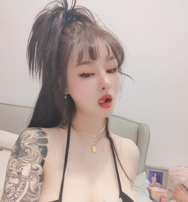 花臂巨乳妹