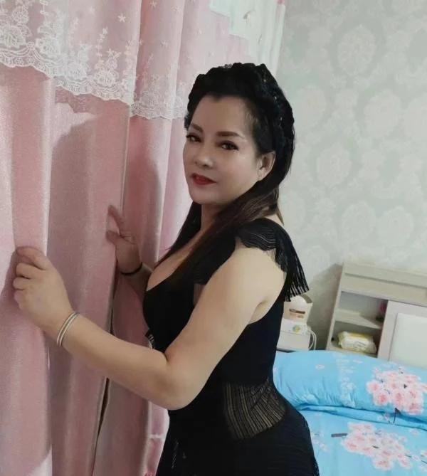 槐荫大胸美女