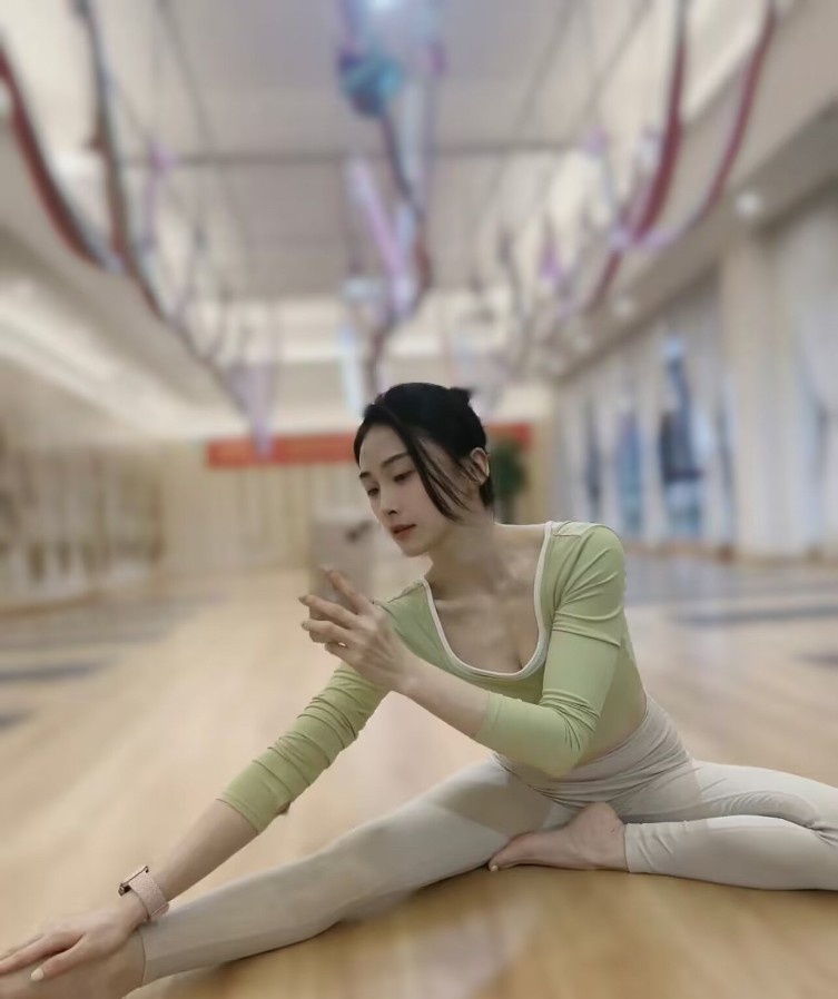 瑜伽小姐姐