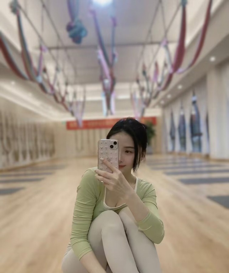 瑜伽小姐姐
