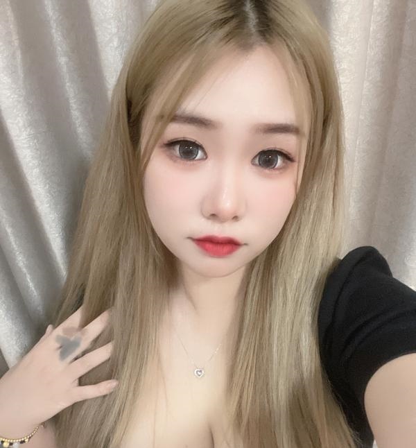 大奶妮妮小可爱