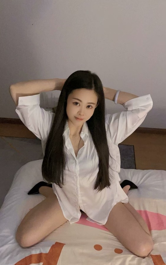 麒麟门身材纤细年轻妹子