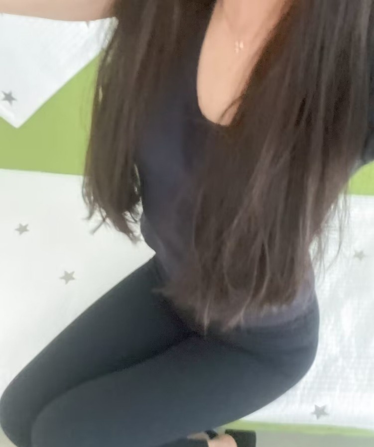 麒麟门身材纤细年轻妹子