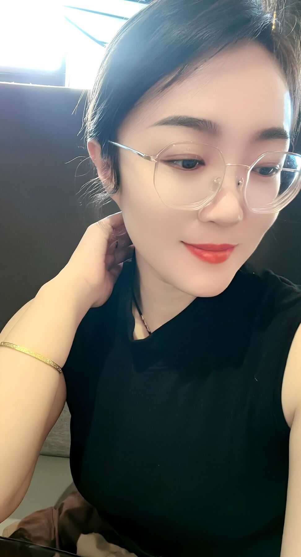 余杭丰满大奶眼镜妹