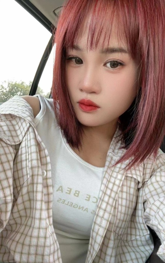 反差婊短发妹子