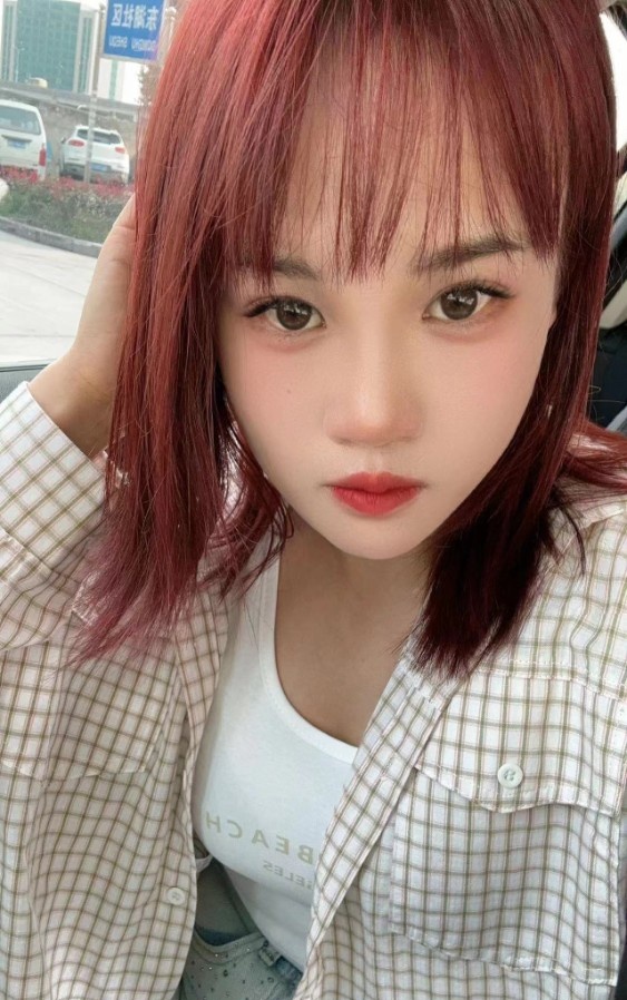反差婊短发妹子
