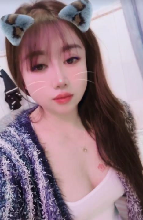 白云少妇琴
