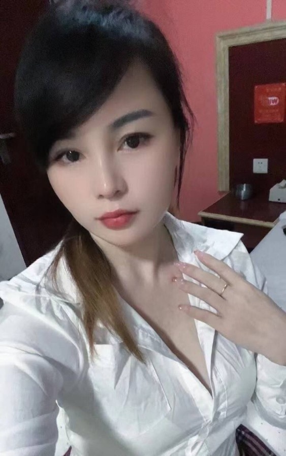 大胸小少妇玲玲