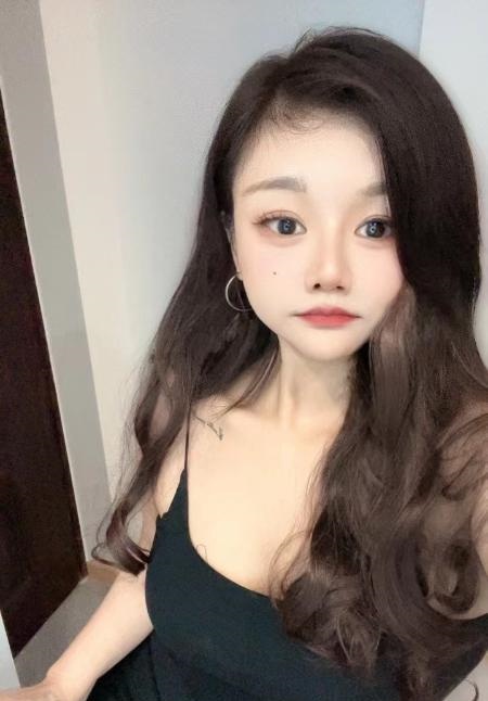 天心00后大胸妹