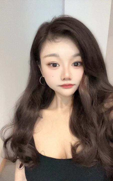 天心00后大胸妹