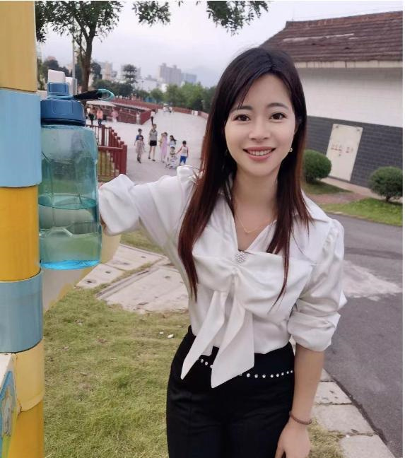 白嫩大臀小薇