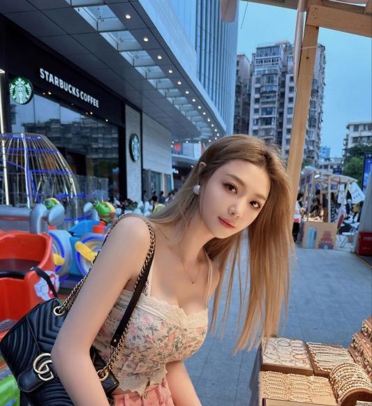 颜值长腿小九月