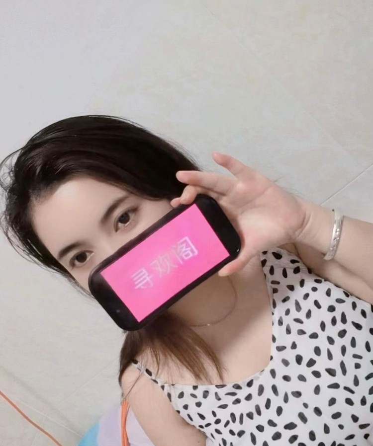 白云微胖大奶美女