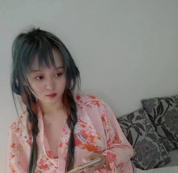 年轻性感美女