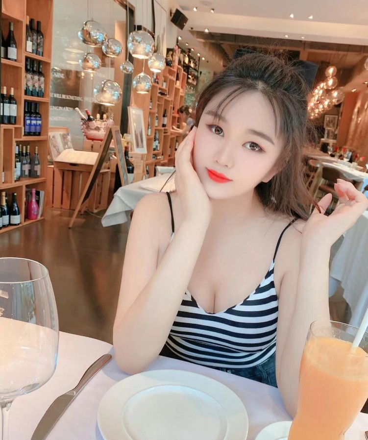 大胸小美很养眼
