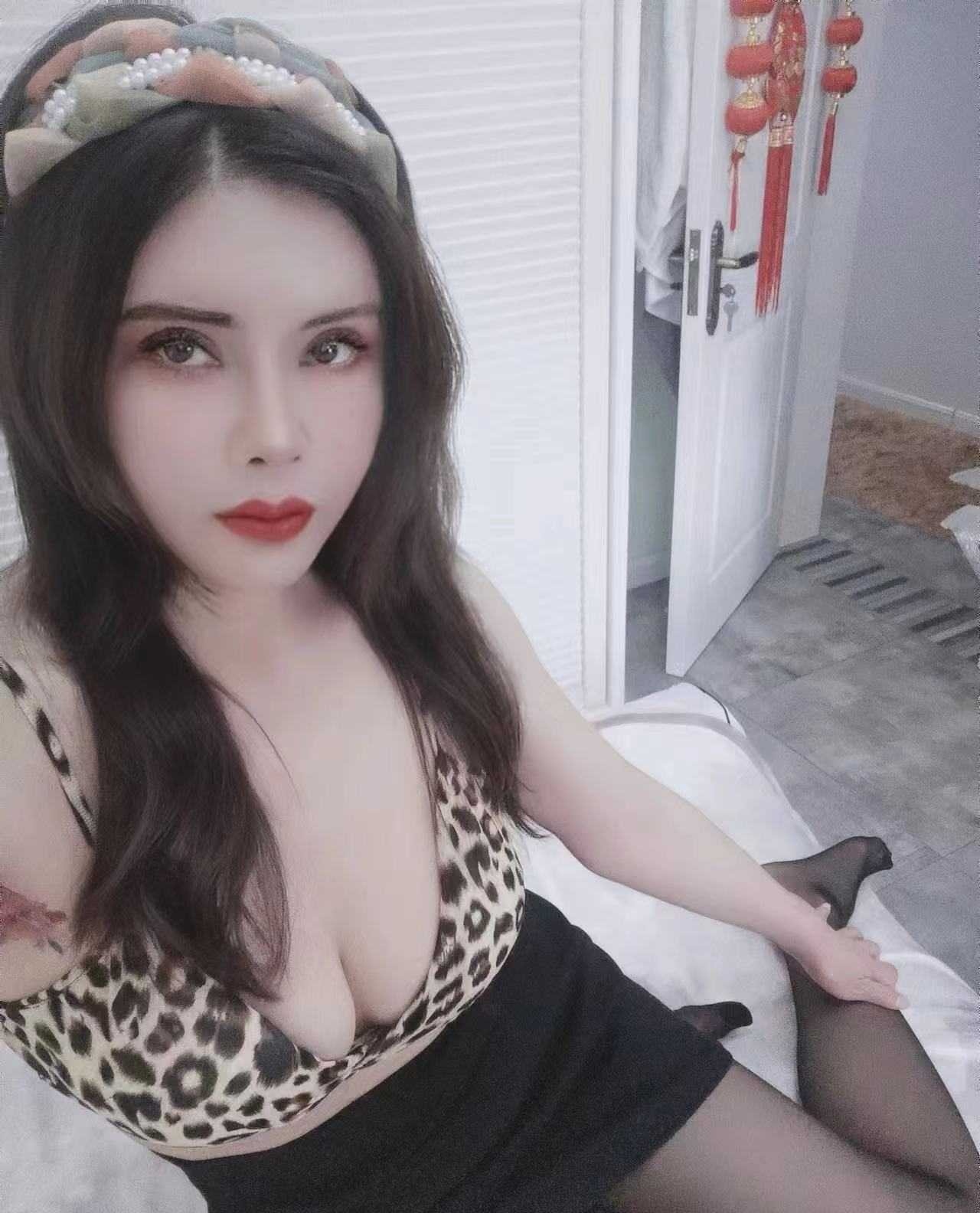 二七区妩媚制服御姐