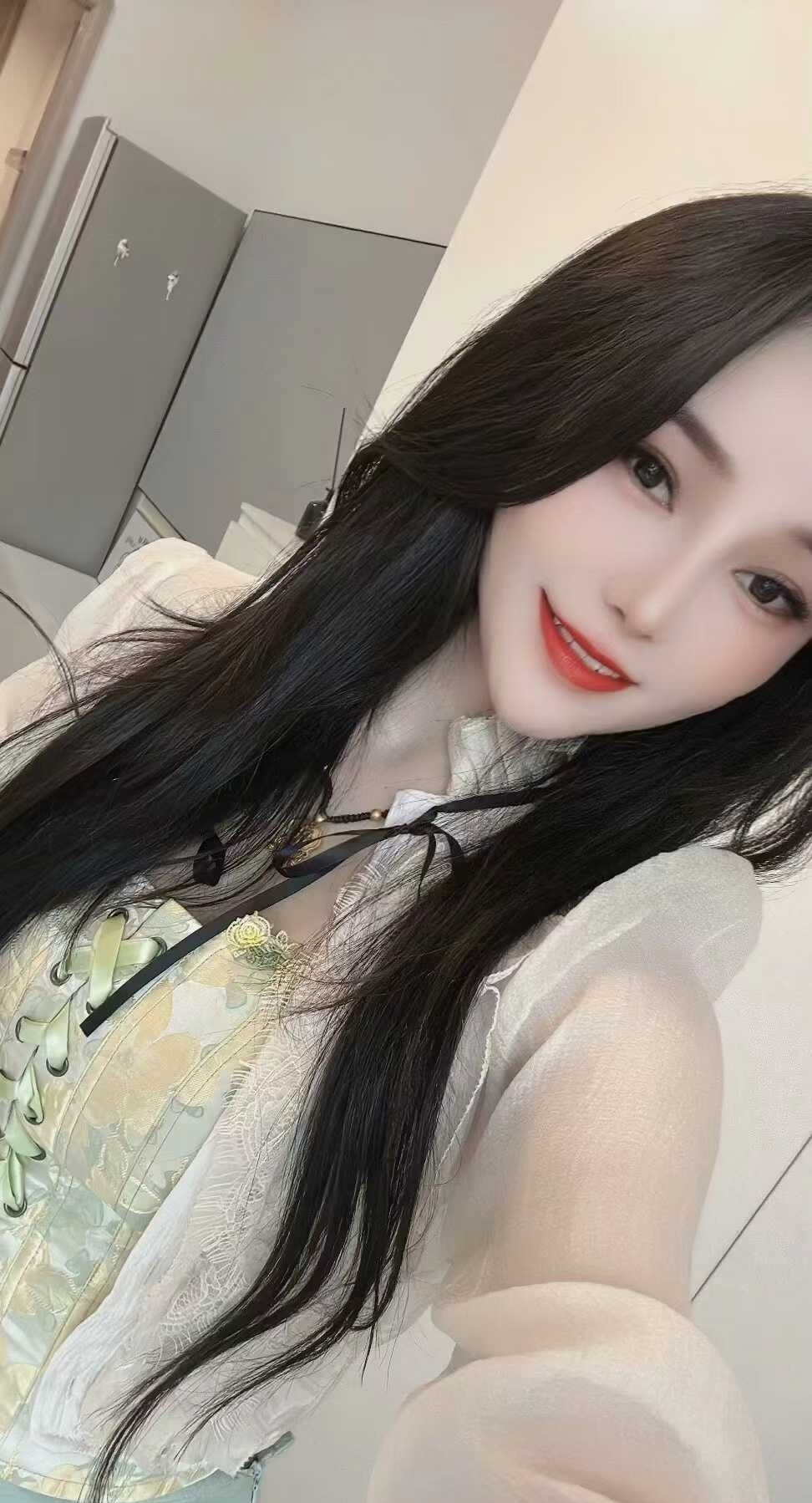 年轻放得开的小姐姐