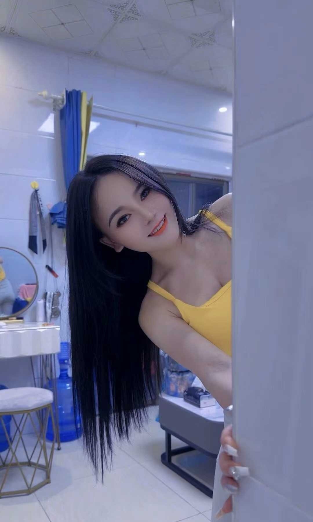 年轻放得开的小姐姐