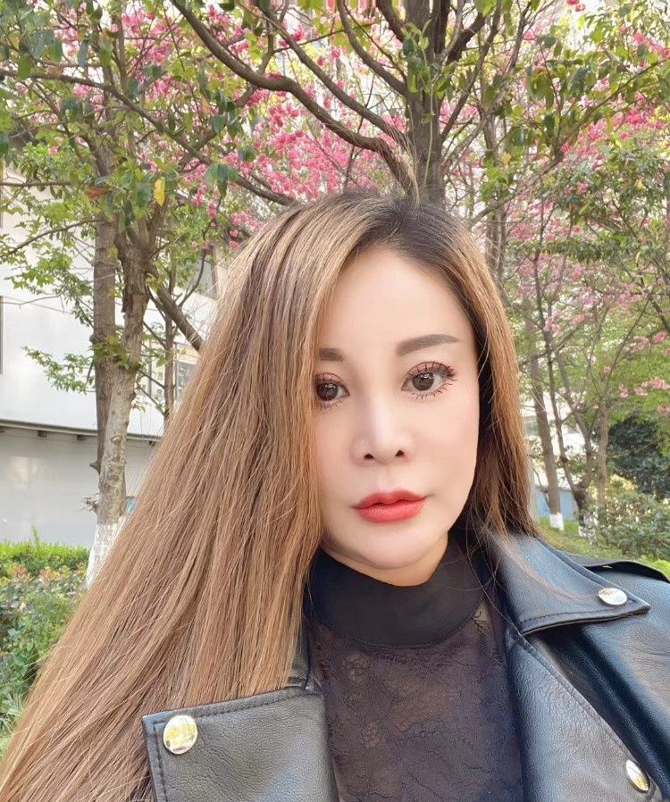 大胸美女