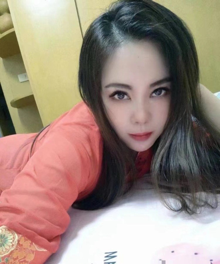 深喉口爆小少妇