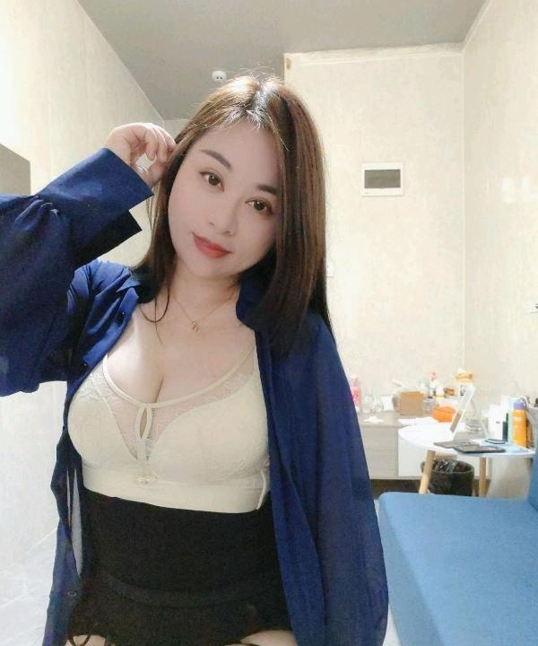 前凸后翘丫头