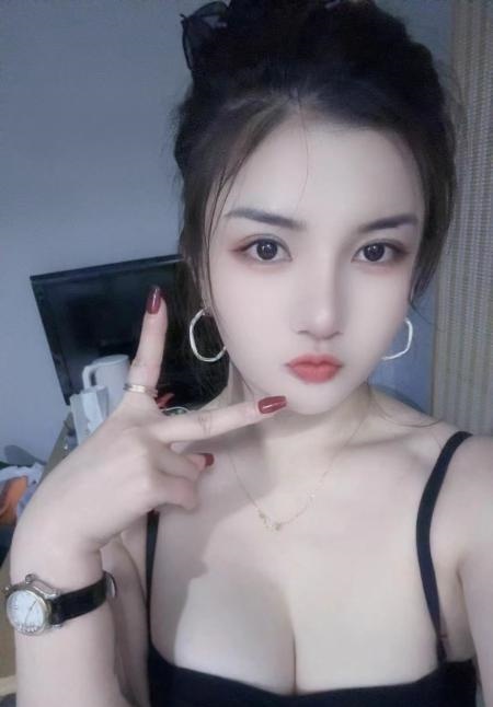 性感大奶乐乐