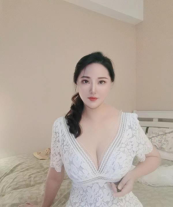 制服诱惑大肉臀