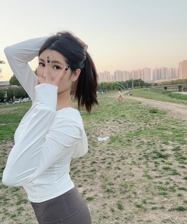 温柔抚媚的小姐姐