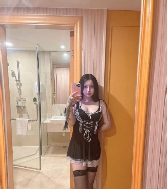 年轻丰满纹身小妹