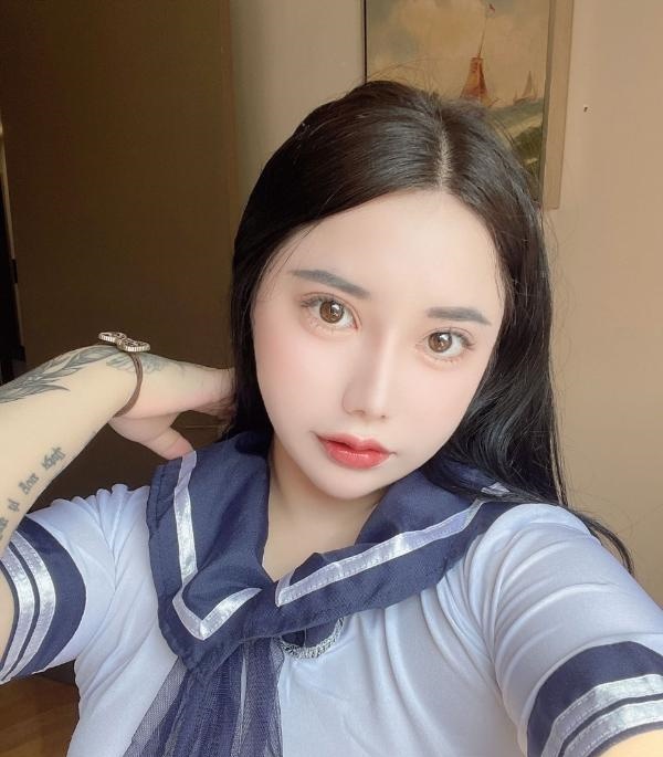 年轻丰满纹身小妹